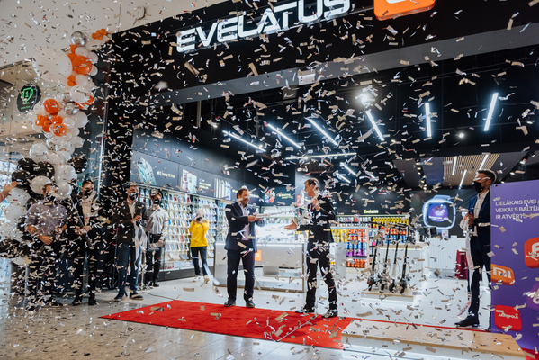 Tirdzniecības centrā “Akropole” atvērts lielākais “Evelatus” viedierīču veikals